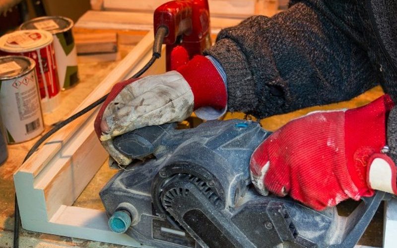 Detalle de la madera de una cómoda antigua restaurada tras tratar la carcoma en el taller de Soria