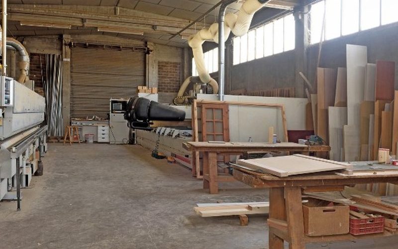 Carpintero fabricando un mueble a medida en el taller de Soria