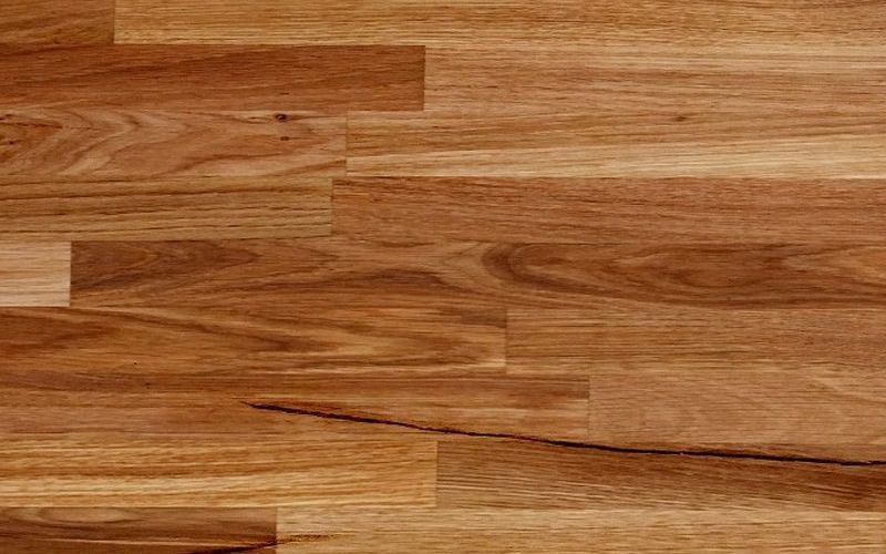 Detalle de tablas de madera maciza con veta natural en un suelo de tarima