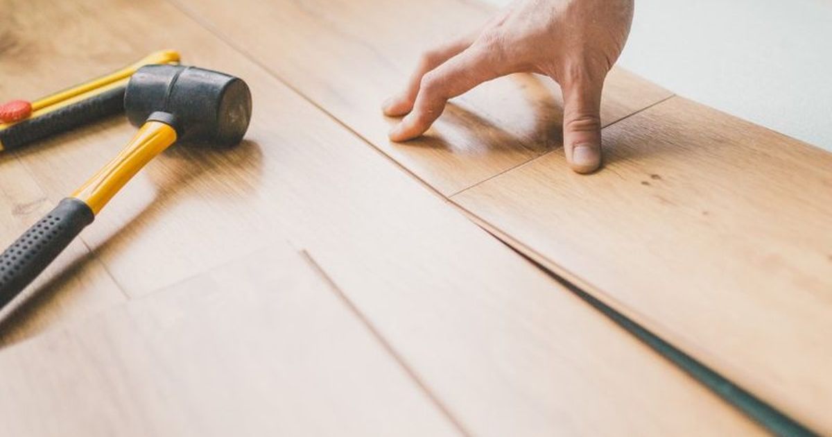 Montaje de lamas de suelo con acabado madera en una vivienda