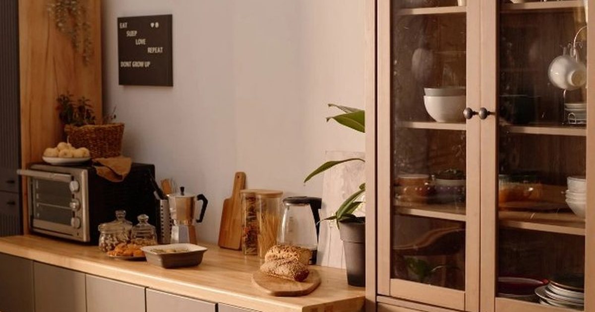 Cocina de madera natural con acabado mate y frentes de roble en vivienda de Soria