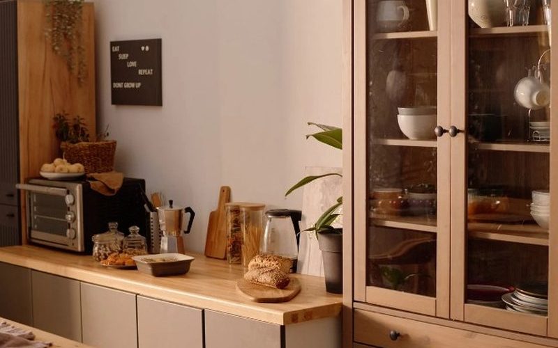 Cocina de madera natural con acabado mate en vivienda de Soria