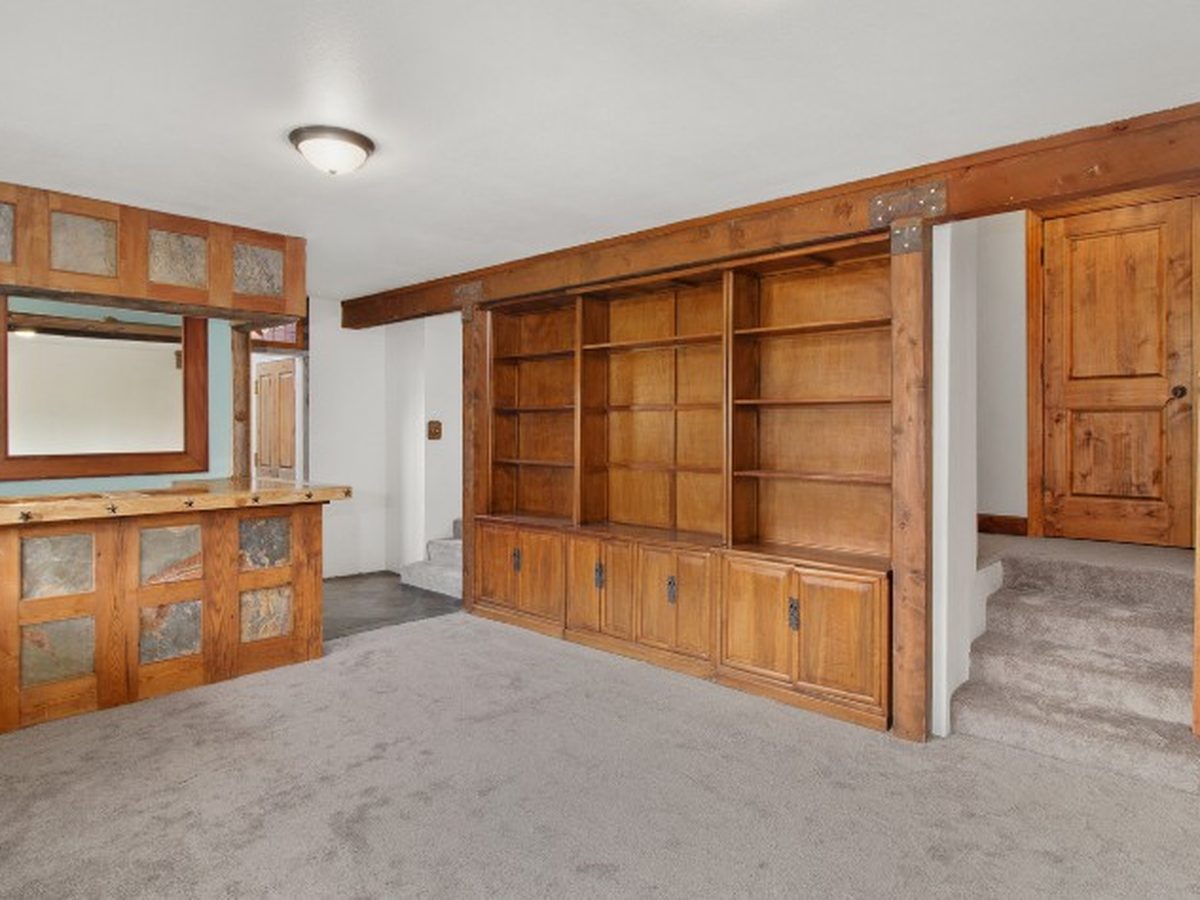Librería empotrada de madera a medida en una vivienda del casco histórico de Ágreda