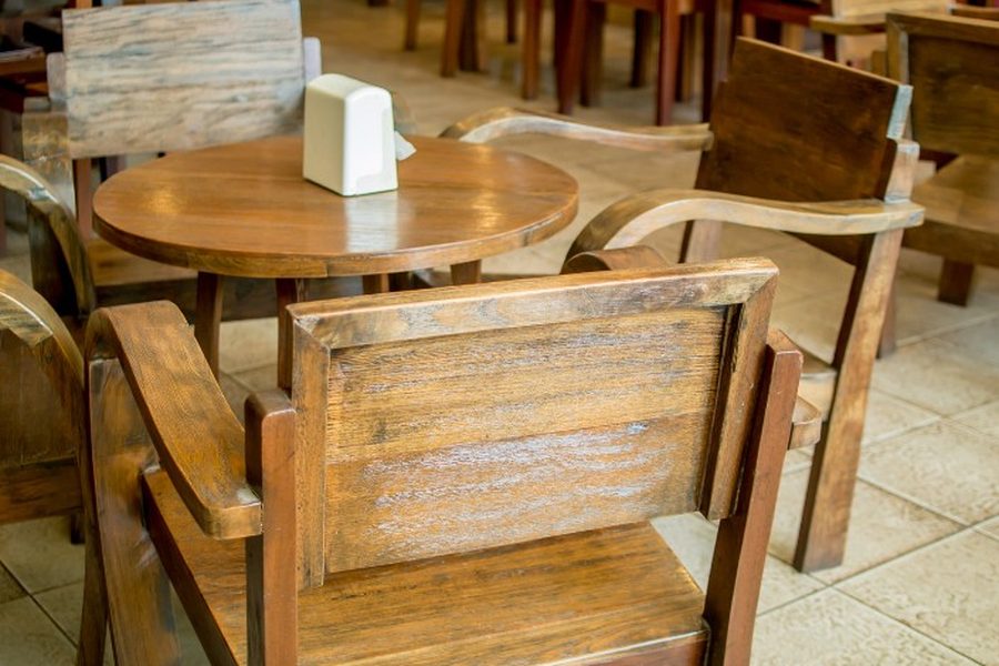 Mesas y sillas de madera maciza fabricadas en nuestro taller para un local de Almazán