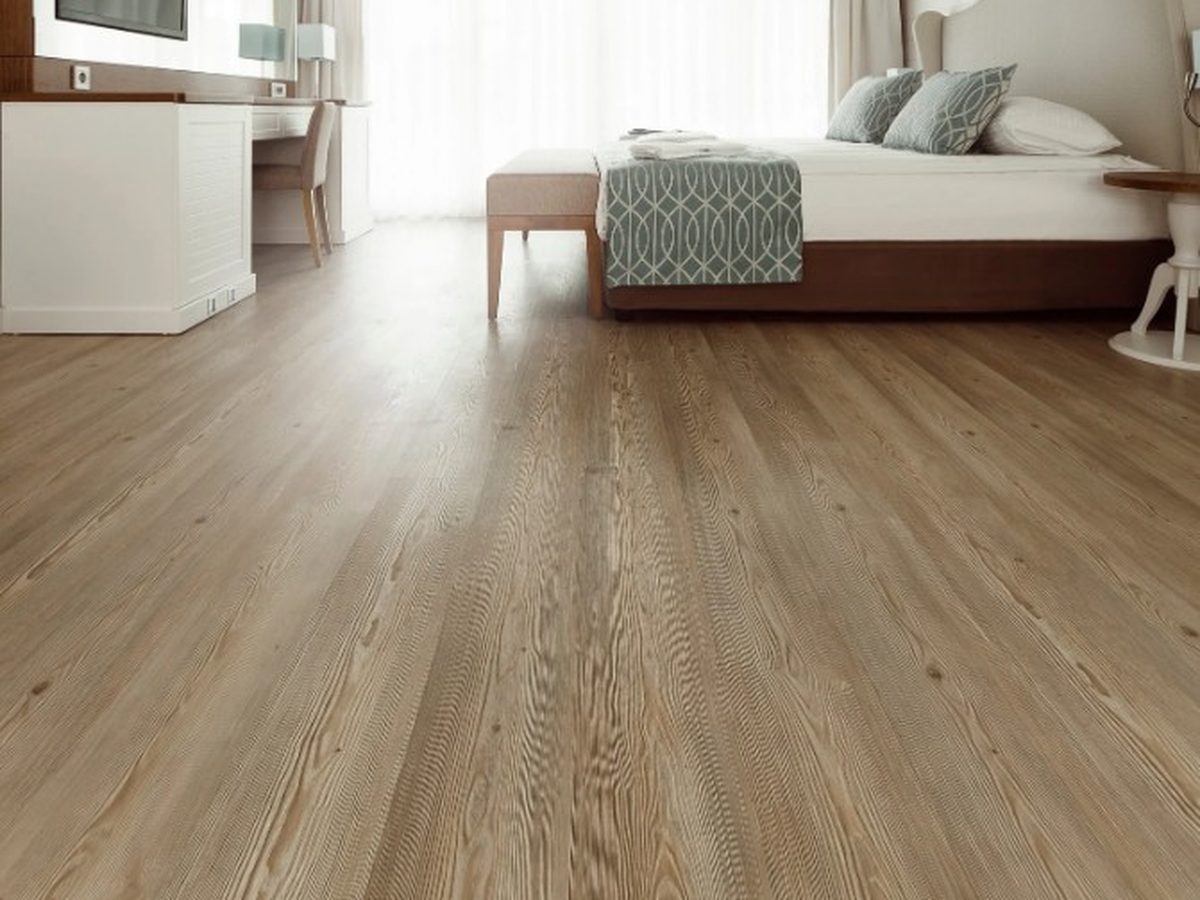 Dormitorio con tarima de madera natural instalada en una vivienda de Garray