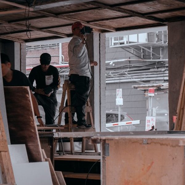 Equipo de carpinteros montando una estructura de madera durante una instalación en Soria