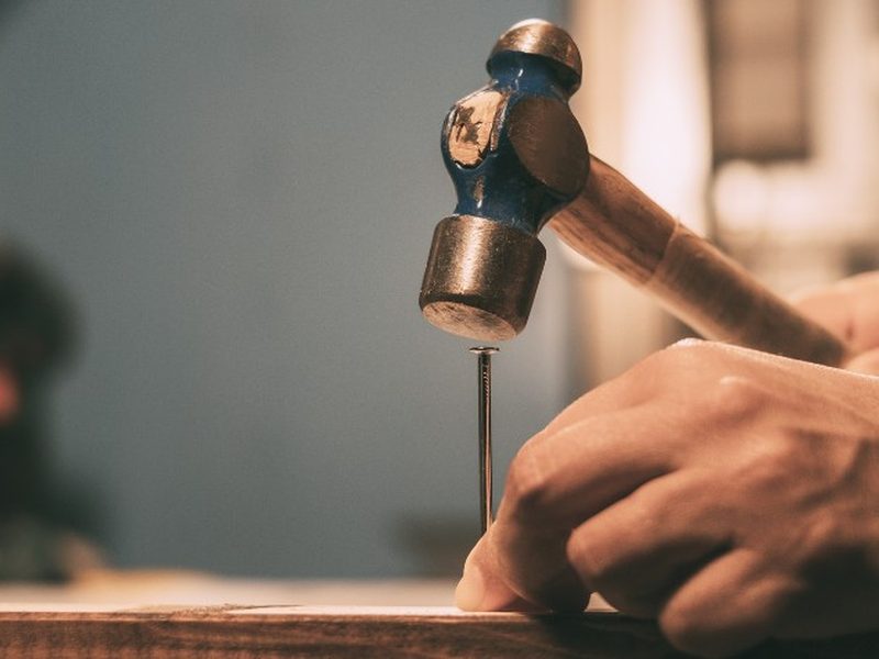 Montaje a mano de una pieza de madera con martillo en el taller de Soria
