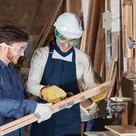 Equipo del taller de Carpinteros en Soria revisando una pieza de madera