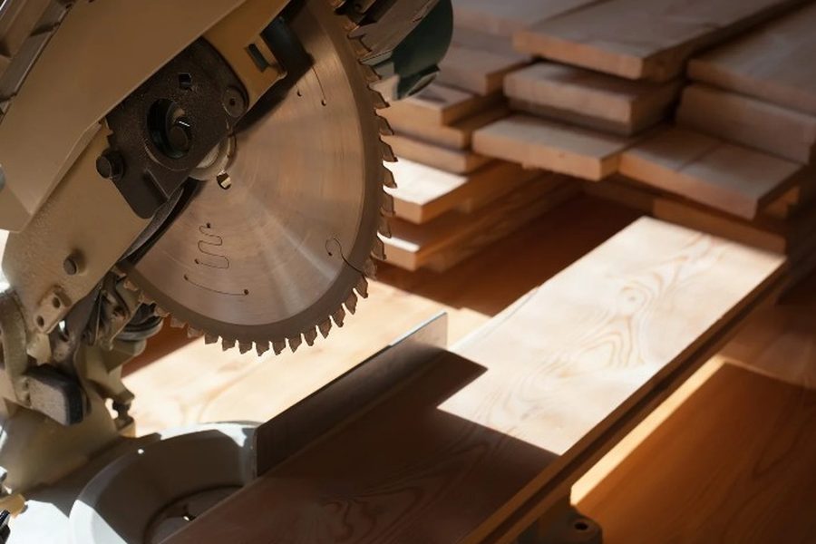 Corte de tablas de madera para una tarima de exterior en el taller de Soria