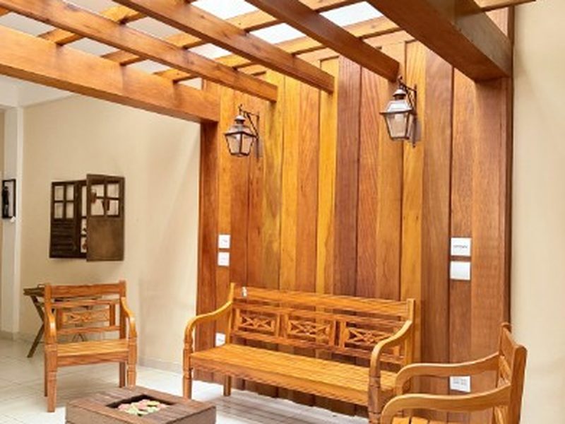 Porche de madera con pérgola y banco de exterior instalado en Almazán
