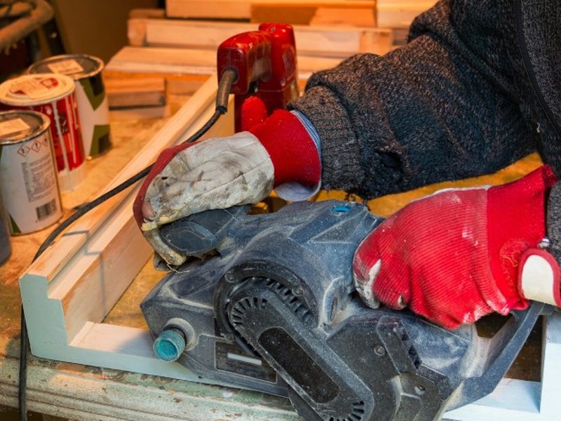 Lacado de muebles de madera con acabado uniforme en Soria