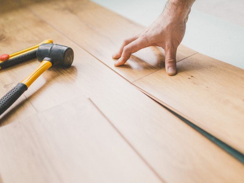 Parquet laminado AC5 instalado en un piso completo en Golmayo