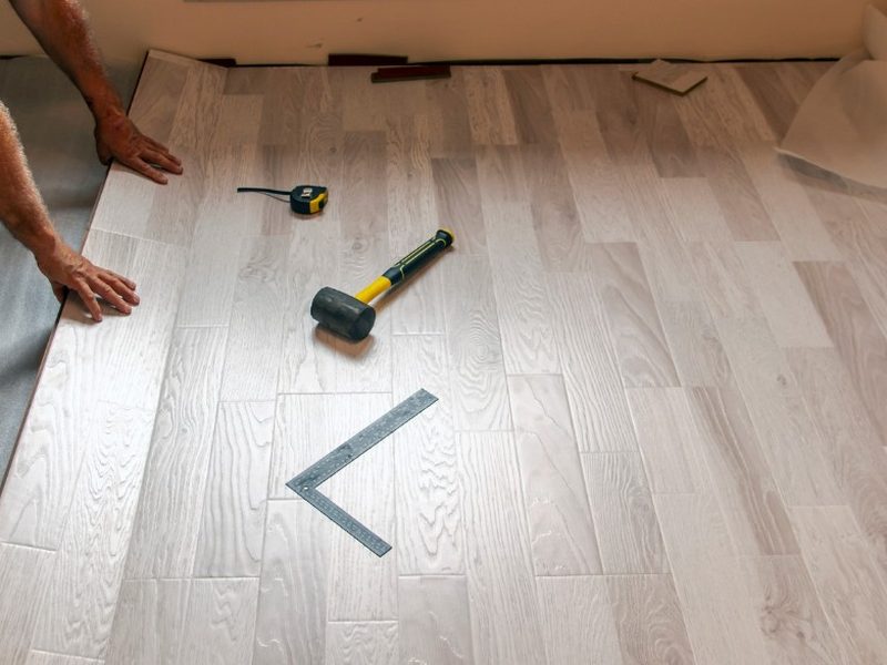 Instalación de parquet flotante de roble en una vivienda de Soria