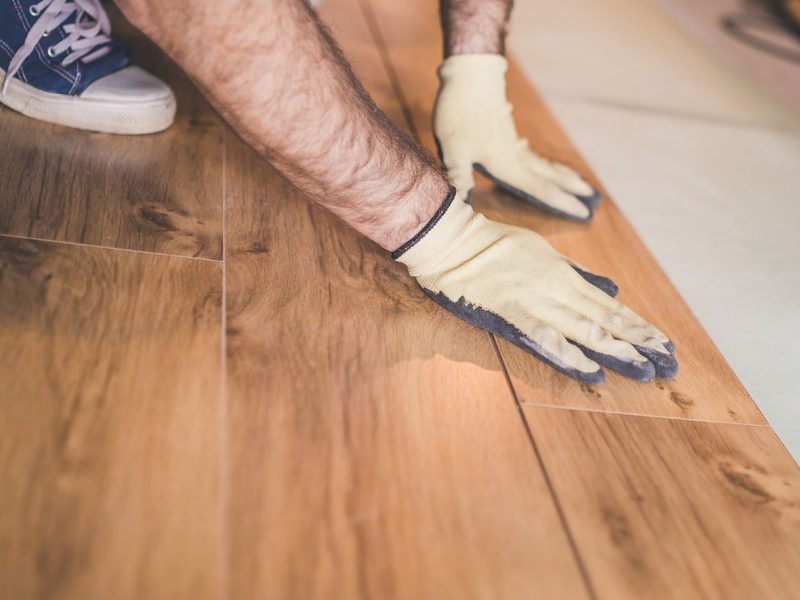 Rehabilitación y lijado de parquet antiguo en una vivienda de Garray