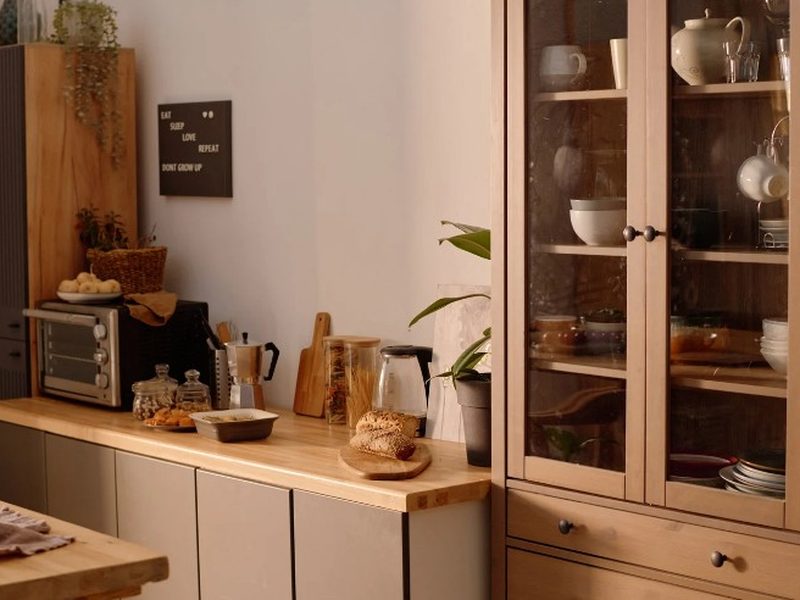 Cocina a medida en DM lacado gris con encimera de madera en Golmayo