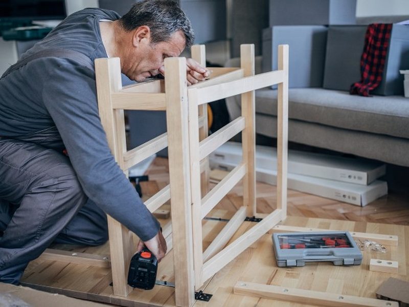 Cabecero de madera con mesillas integradas a medida en Golmayo