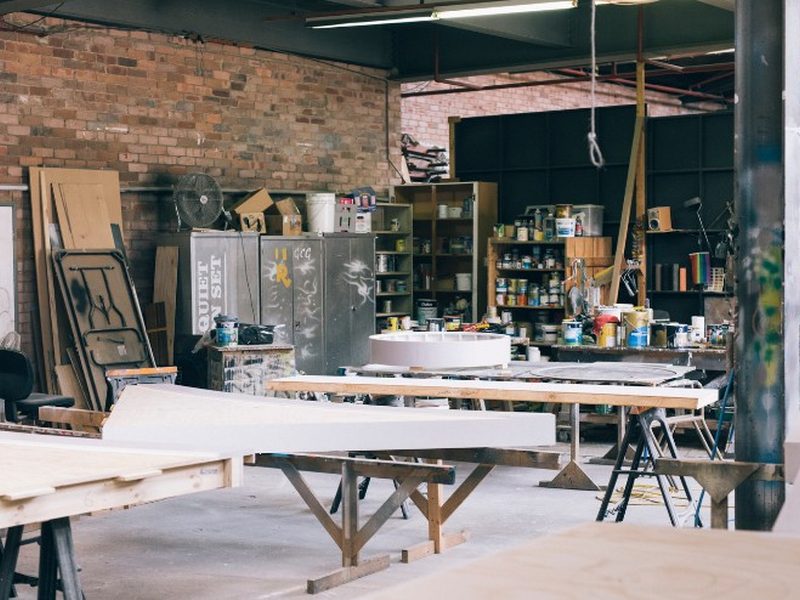 Muebles de salón lacados en blanco roto en taller de Soria para cliente de Golmayo